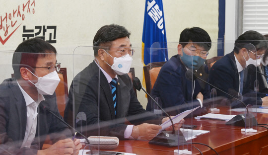 윤호중 민주당 원내대표가 16일 국회에서 열린 원내대책회의에서 발언하고 있다. 국회사진기자단=연합뉴스